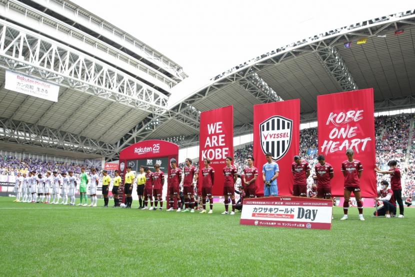 Sanfrecce Hiroshima saat menjalani hening cipta bersama tim Vissel Kobe memberikan penghormatan kepada korban tragedi Kanjuruhan.
