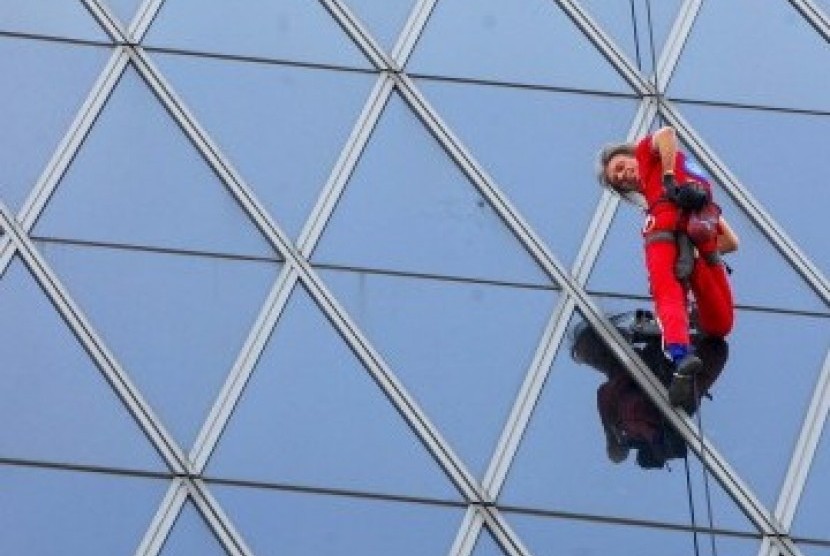 Sang manusia laba-laba asal Perancis, Alain Robert memanjat gedung pencakar langit 38 lantai di Paris pada Rabu (18/4/2023). Aksinya ini untuk menunjukkan dukungan kepada pengunjuk rasa yang marah tentang undang-undang yang akan menunda usia orang Prancis untuk pensiun.