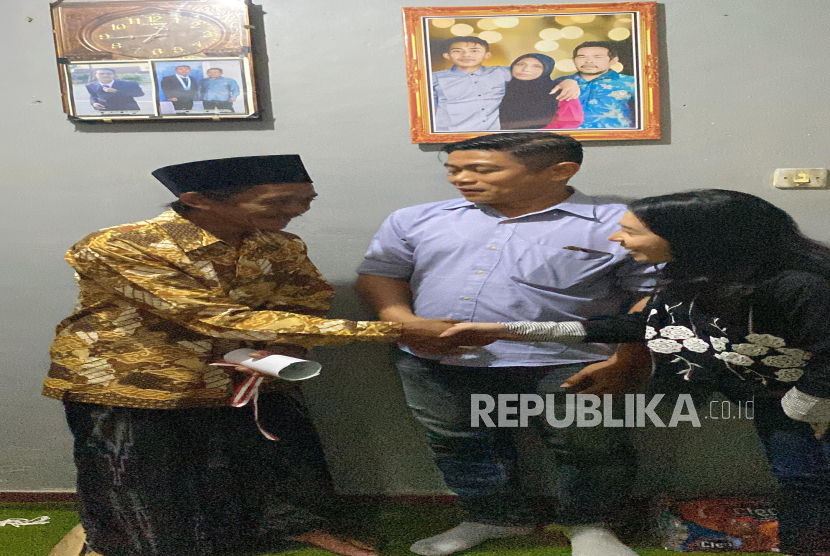 Sang penjual es teh dari Magelang, Sunhaji, menerima kunjungan dari CEO Merapi Park dan De Mangol View, Redita Aliyah, Kamis (5/12/2024).