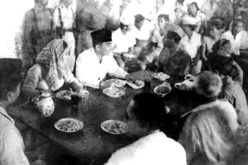 Sang proklamator RI, Sukarno, beserta Fatmawati berbincang dengan rakyat.