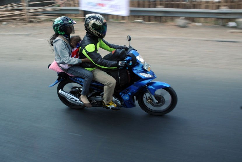   Sangat disayangkan, pemudik dengan kendaraan sepeda motor ini melupakan keselamatan anak mereka karena tidak memberinya alat pelindung kepala (helm) seperti yang mereka gunakan.(Aditya Pradana Putra/Republika)