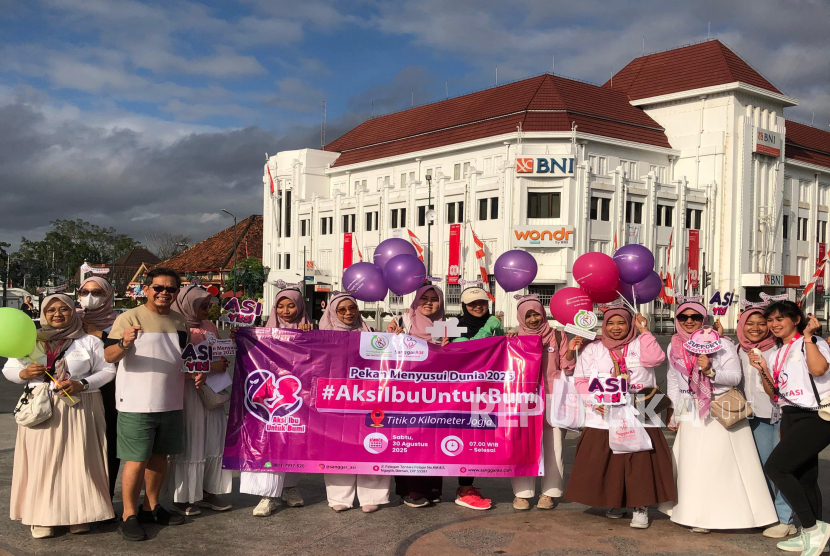 Sanggar ASI Indonesia menggelar aksi damai di Titik Nol Kilometer, pada Sabtu (30/8/2025). Selain menutup rangkaian kegiatan Pekan Menyusui Dunia 2025 dan Bulan ASI Nasional, tindakan ini merupakan seruan untuk mendukung ibu menyusui.