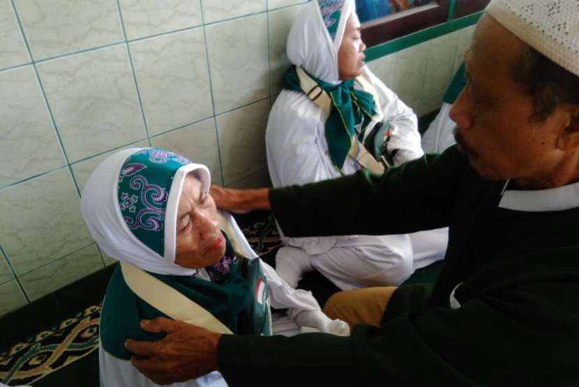 Saniyah (58 tahun), warga Desa Kamarang, Greged, Cirebon, Jawa Barat, saat ditemui di Masjid Baiturohmah Cirebon sebelum bertolak ke Asrama Haji Cirebon, Selasa (16/7)