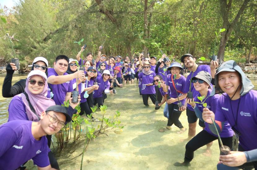 Sanofi Consumer Healthcare (CHC) Indonesia bersama komunitas Lestari Mangrove and Nature (LEVA) menanam 1.000 bibit pohon mangrove di Pulau Pramuka, Kepulauan Seribu. 