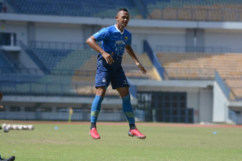 Sansan Fauzi mengikuti seleksi pemain bersama Persib Bandung di Stadion Gelora Bandung Lautan Api, Kota Bandung, Senin (21/6). 