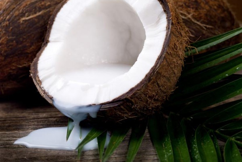 Santan kelapa bisa menimbulkan kolesterol jika dikonsumsi berlebihan. Untuk mengatasinya, Anda bisa menggantinya dengan susu evaporasi. (ilustrasi)
