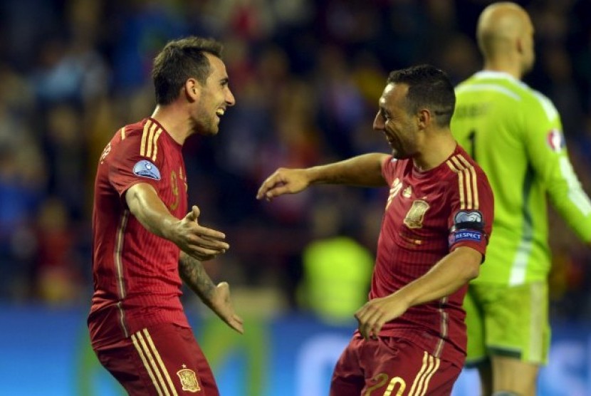 Santi Cazorla (kanan) bersama Paco Alcacer merayakan gol ke gawang Luksemburg.