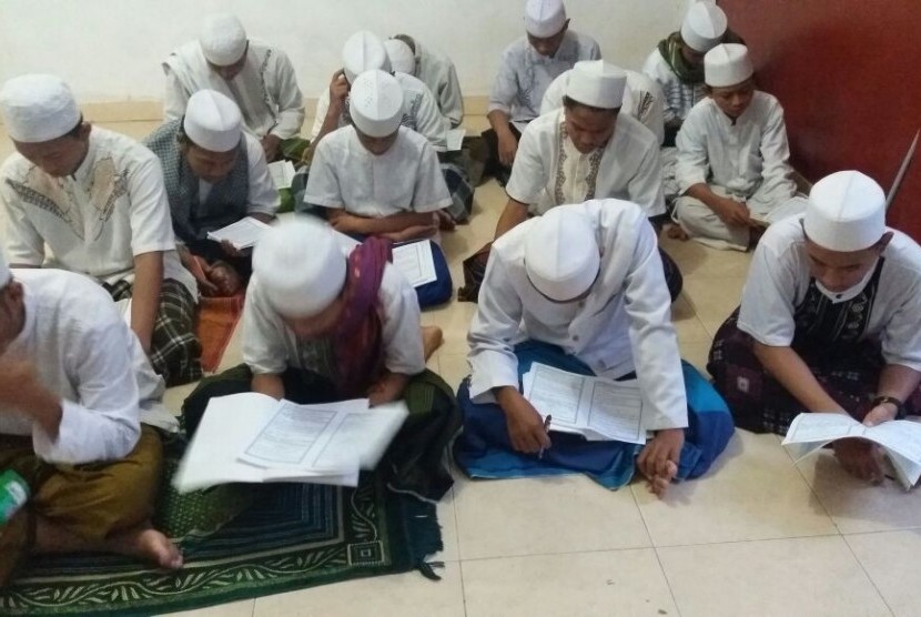Santri Ponpes Madinatul Quran Depok tengah mengkaji kitab.
