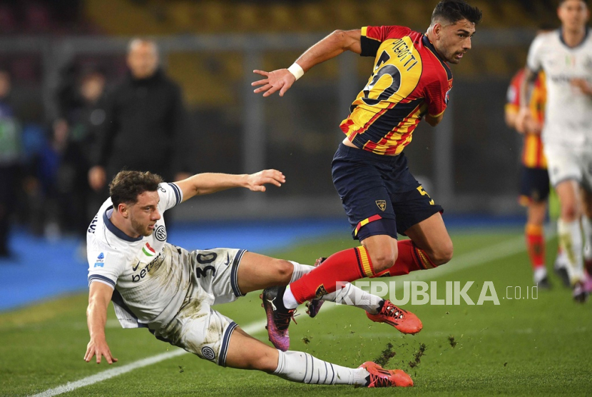 Santiago Pierotti dari Lecce, kanan, dan Carlos Augusto dari Inter beraksi selama pertandingan sepak bola Serie A Italia antara Lecce dan Inter di stadion Via del Mare di Lecce, Italia, Senin (27/1/2025) dini hari WIB.