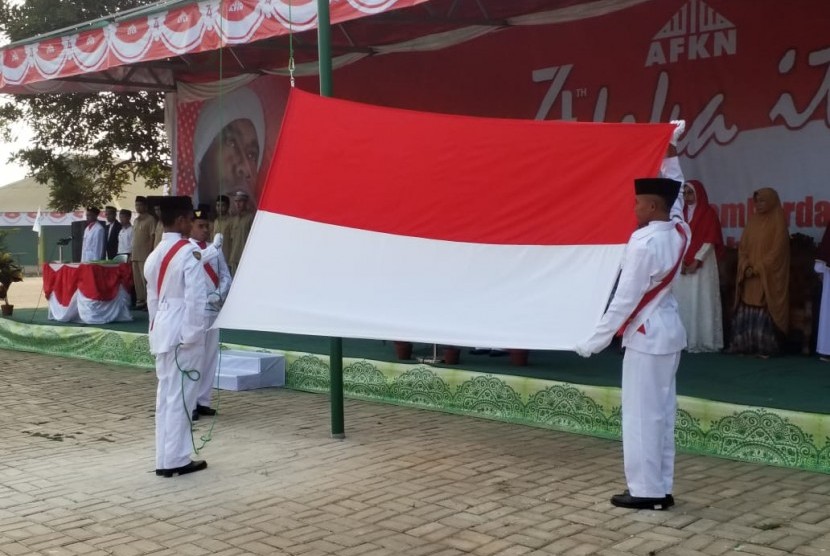 Santri AFKN menggelar upacara Kemerdekaan Republika Indonesia di Pesantren AFKN, Bekasi, Jawa Barat (17/8).