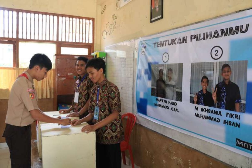 Santri Ar Risalah Sumbar menggunakan hak pilihnya dalam Pemilu Persiden BES-AR (OSIS).