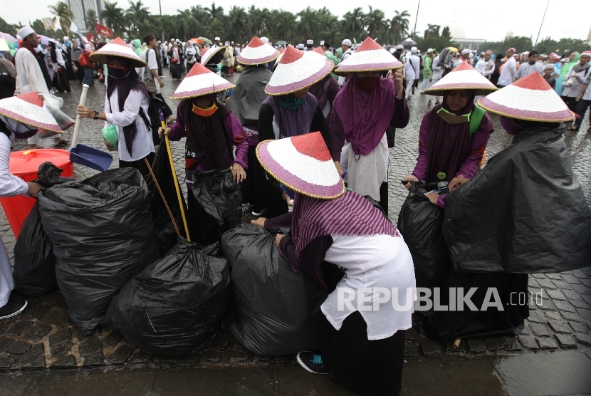 Santri asal Ciamis membersihkan sampah yang tertinggal usai berlangsungnya aksi 