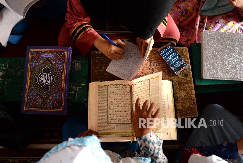  Santri belajar membaca AlQuran di TPA Masjid Al Inabah, Jakarta Selatan, Kamis (14/9). 