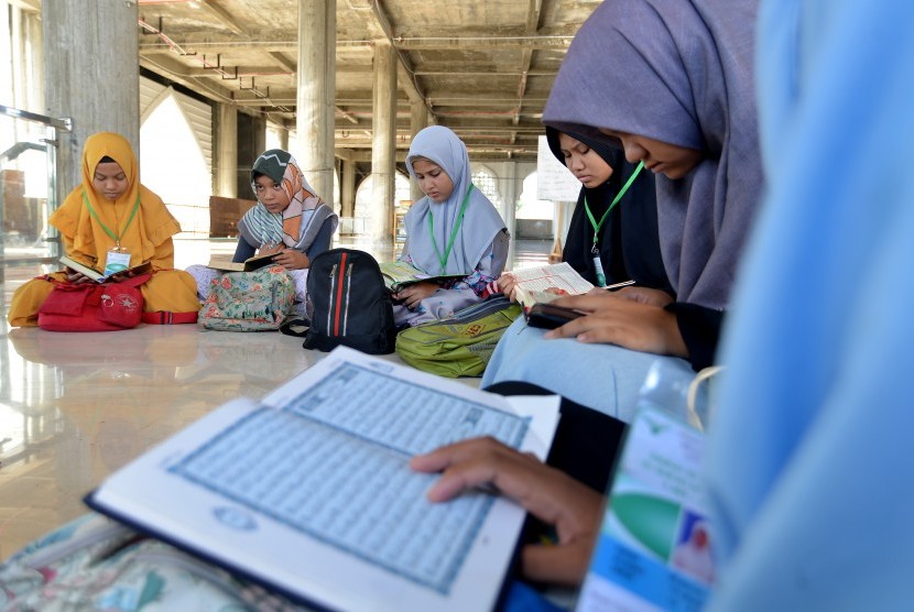 Ingin Sukses Menghafal Alquran? Lakukan 10 Hal Ini. Foto: Santri belajar menghafal Alquran di Masjid Baitussalihin, Banda Aceh, Selasa (7/6/2019). 