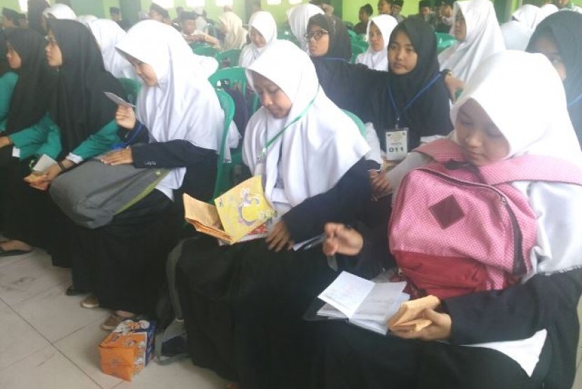 Santri bersiap mengikuti lomba baca kitab kuning