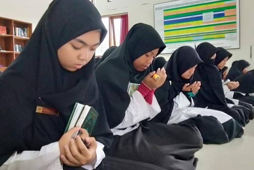 Santri Daarul Quran doakan bangsa Indonesia saat jalani buka puasa bersama dan khataman akbar, Kamis (30/1).