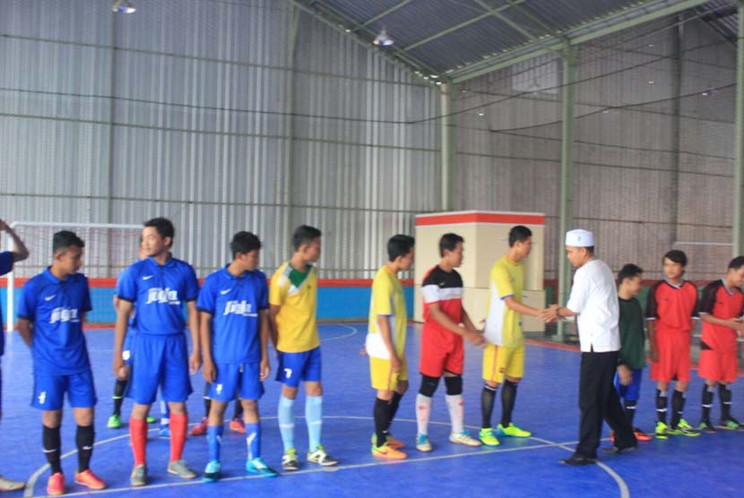 Santri dan mahasiswa Yogyakarta mengikuti turnamen futsal yang digelar Ponpes Darul Ulum wal Hikam Yogyakarta.