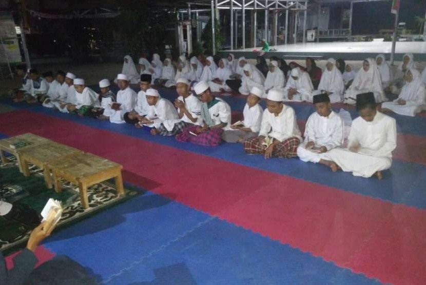 Santri dan ustaz Pesantren Motivasi Indonesia (PMI) mengikuti acara pengajian dan doa bersama menjelang peringatan HUT kemerdekaan ke-73 RI.