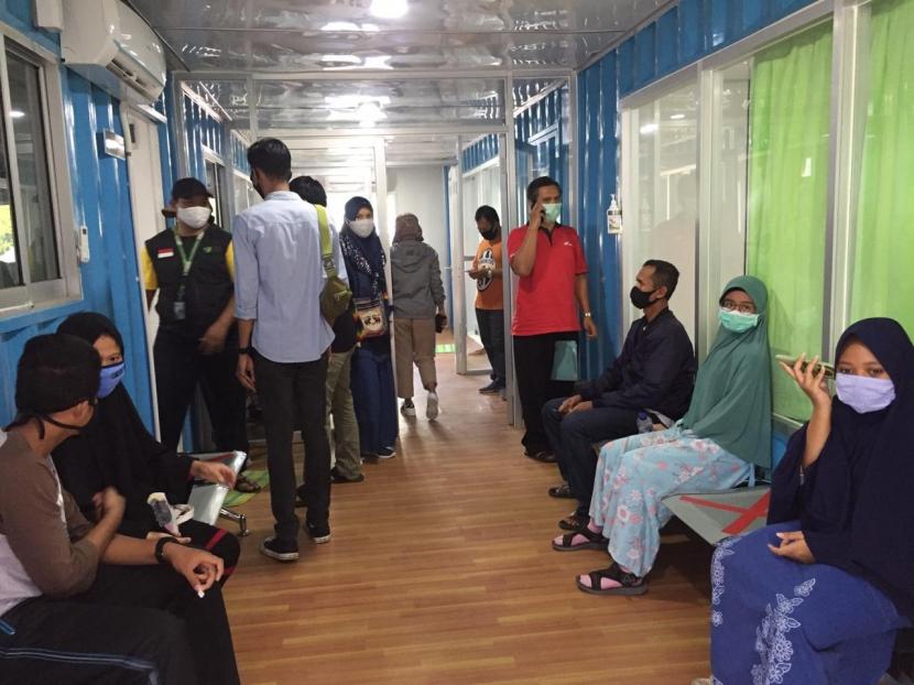 Santri dan Wali Santri Ponpes Gontor sedang menunggu antrian Rapid Test di RS Kartika Pulomas, Jakarta Timur, Sabtu (20/6).