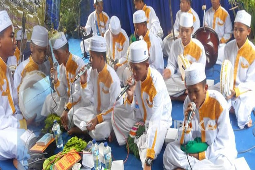 Santri dari Pondok Pesantren Darul Amanah Kendal melaksanakan latihan rebana dalam mengisi kegiatan selama bulan Ramadhan. Kegiatan ini menjadi salah agenda ekstrakurikuler untuk mengisi waktu luang para santri selama kegiatan belajar mengajar (KBM) dan juga ibadah selama Ramadhan.