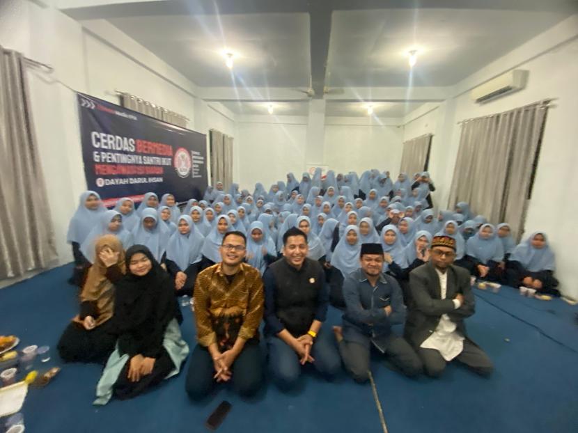 Santri Dayah Darul Ihsan Dibekali Wawasan Literasi Media Penyiaran oleh KPI Aceh