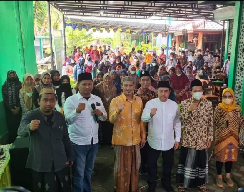 Santri di Kabupaten Nganjuk, Jawa Timur mendeklarasikan dukungan untuk Ketua Umum DPP Partai Golkar Airlangga Hartarto maju sebagai capres 2024 di Pondok Pesantren Rahmatan Lil Alamin, Sabtu (19/3/2022).