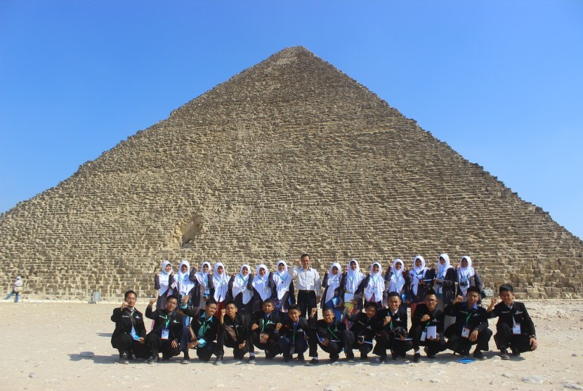 Santri Gontor berpose di depan piramid Mesir