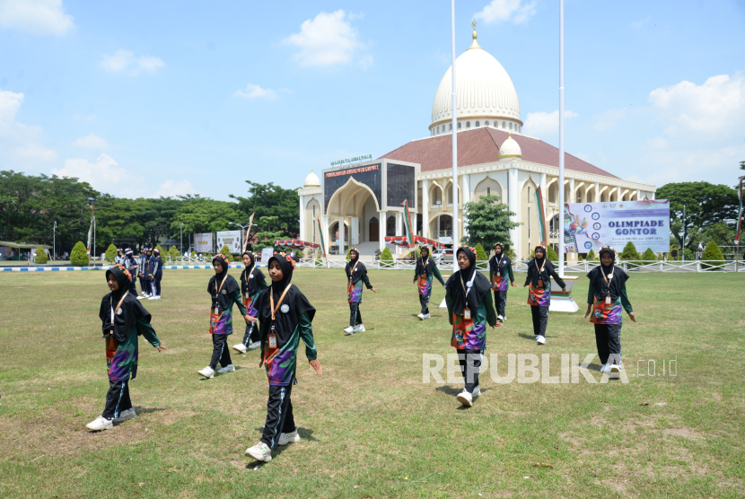Santri Gontor Putri berbaris di depan masjid.