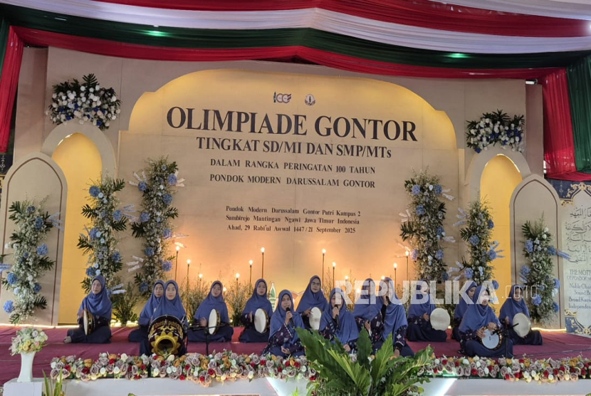 Santri Gontor putri bermain rebana dalam pembukaan olimpiade.