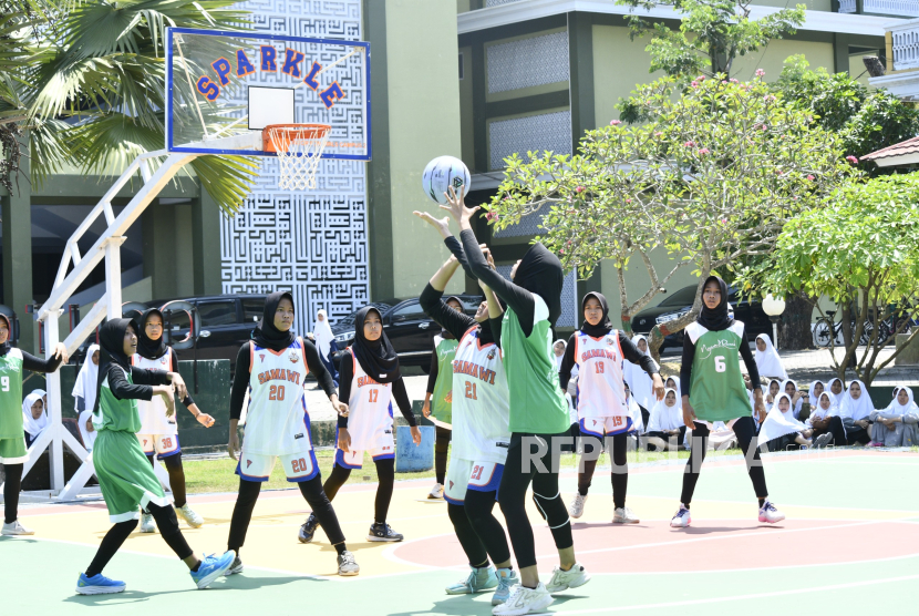 Santri Gontor putri bermain basket.