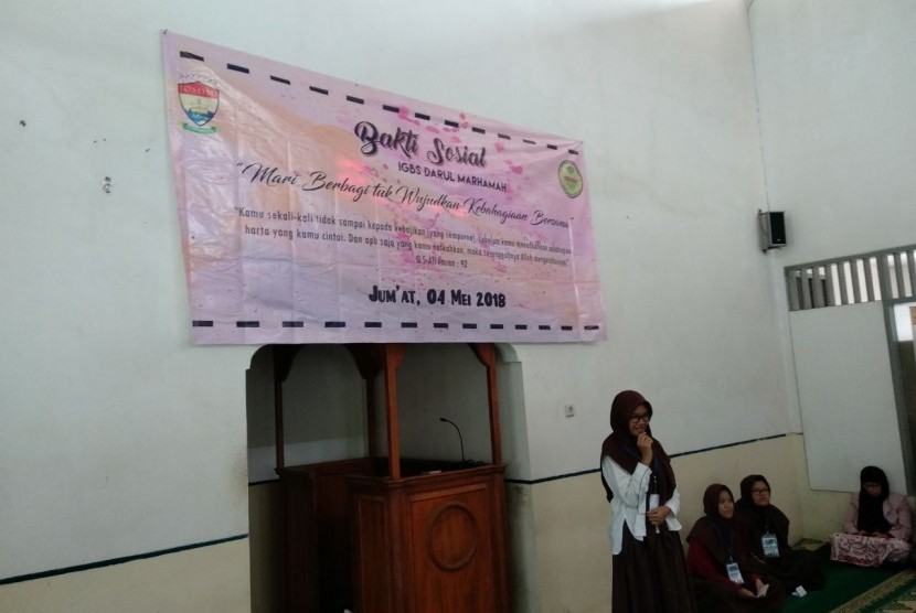 Santri IGBS Darul Marhamah Al Irsyad Al Islamiyah Kabupaten Bogor menjadi panitia bakti sosial.