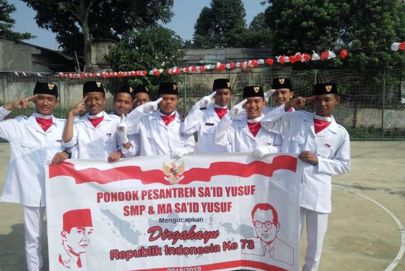Santri SMP dan Madrasah Aliyah (MA) Said Yusuf mendapat kepercayaan menjadi petugas upacara bendera dalam rangka HUT kemerdekaan ke-73 RI di Kelurahan Rangkapan Jaya Baru, Kecamatan Pancoran Mas, Depok, Jawa Barat.