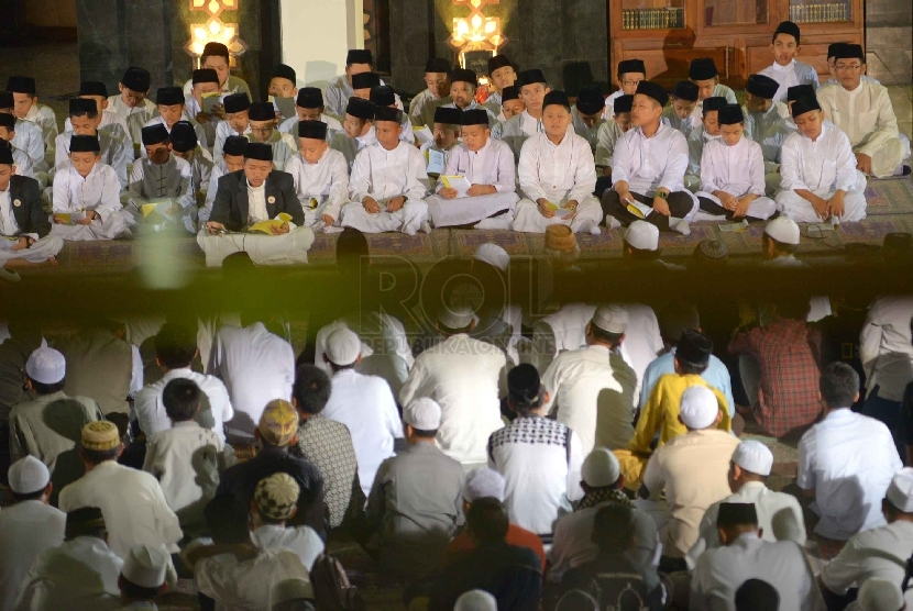  Santri melantunkan Shalawat Nabi dalam acara Dzikir Nasional 2014 di Masjid At-Tin, Jakarta, Rabu (31/12). Shalawat Nabi dilantunkan 50 santri dari PPPA Darul Quran. 