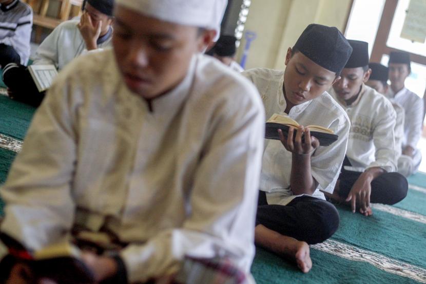 Santri membaca Alquran bersama-sama di salah satu pesantren di Cibinong, Kabupaten Bogor.  (ilustrasi)