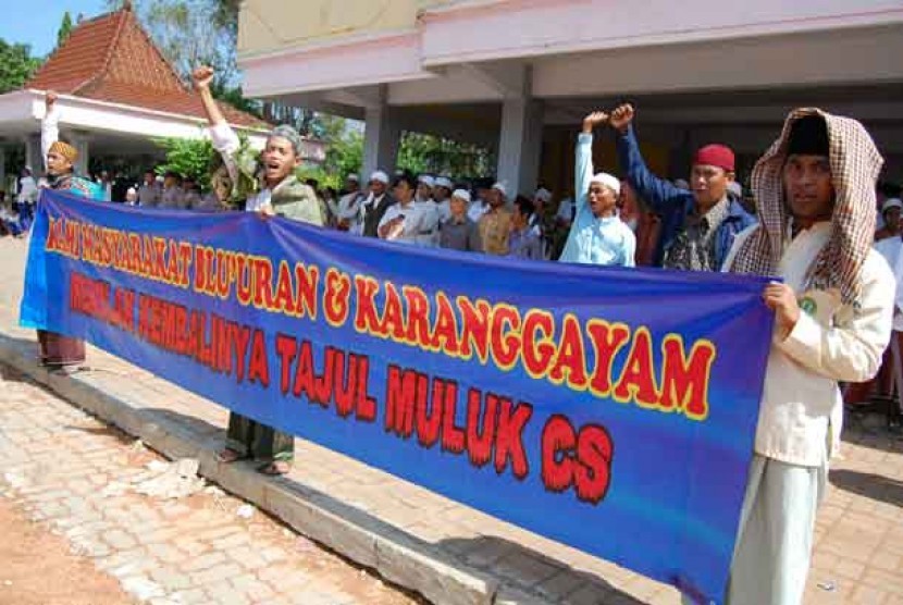 Santri membentangkan poster, saat berlangsung istighasah Ulama dan santri se-Madura, dalam menyikapi pengungsi Syiah, di Sampang, Jatim, Kamis (20/6).