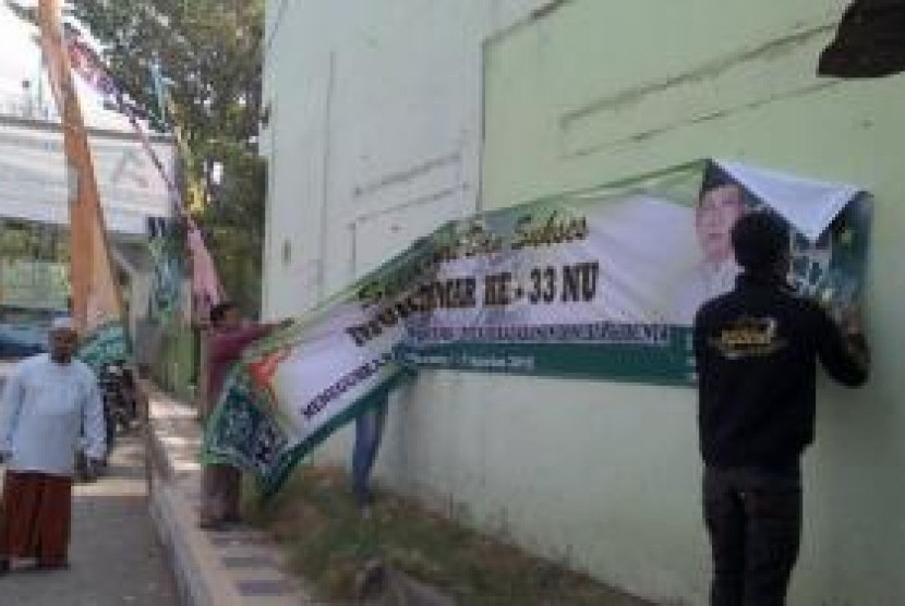 Santri mencabut spanduk parpol di Pesantren tambakberas, Jombang, Jawa Timur, Sabtu (25/7)