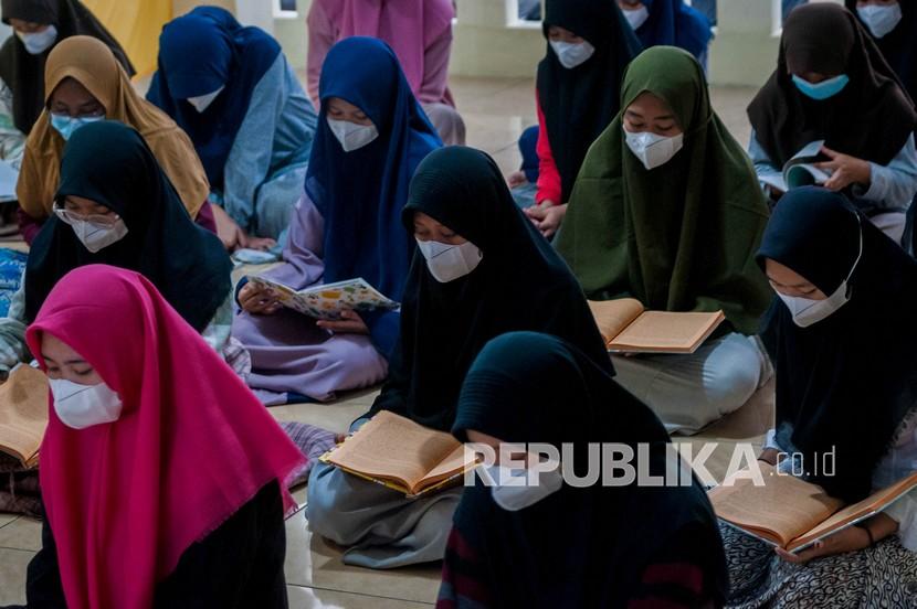 Sukabumi Gelar Lomba Baca Kitab Kuning. Santri mengikuti kegiatan kajian Kitab Kuning di Pondok Pesantren Salafiyah Tajul Falah, Lebak, Banten.