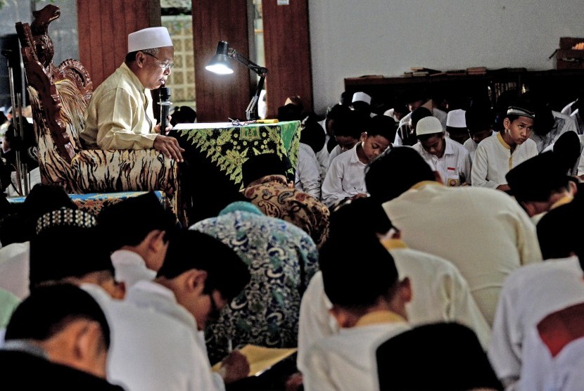 Pengasuh Pondok Pesantren Tebuireng Jombang, KH Fahmi Amrullah Hadzik menilai pemasangan baliho ucapan selamat datang Erick Thohir di Kota Surabaya dan sekitar wajar. (ilustrasi)