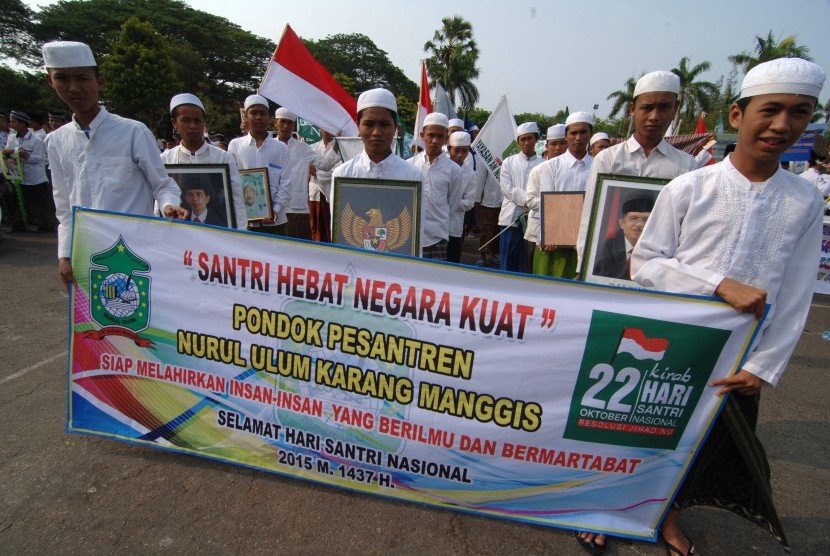 Santri mengikuti kirab Hari Santri Nasional di Pamekasan, Jatim, Kamis (22/10).