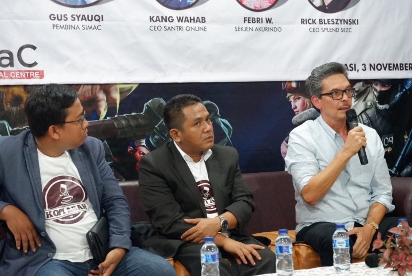 Santri Millenial Center (SIMAC) mengadakan diskusi dan launching kedai Kopi Abah dengan mengusung tema “Membumikan Gerakan Santri Wirausahawan (GUS IWAN) di Era Digital”. 