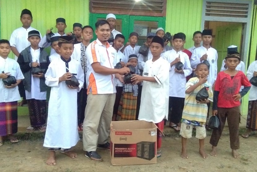 Santri Pesantren Hidayatullah Malinau, Kalimantan Utara, menerima menu buka puasa yang disalurkan oleh BMH Kalimantan Utara.