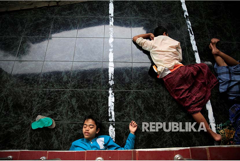 Santri Pesantren Lirboyo tertidur di salah satu ruang pesantren di Kediri, Jawa Timur.