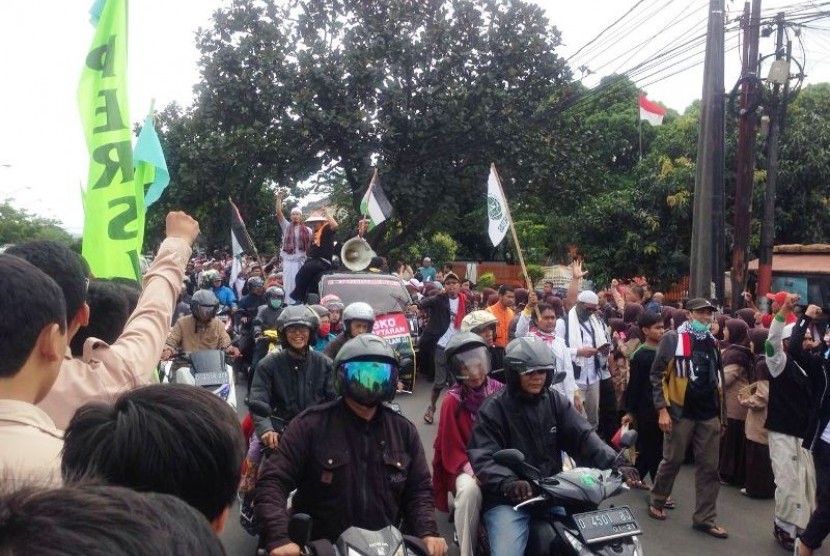 Santri Pesantren Persatuan Islam (Persis) 110 Manbaul Huda menyambut rombongan massa aksi jalan kaki dari Ciamis yang akan menuju Jakarta pada Kamis (1/12). 