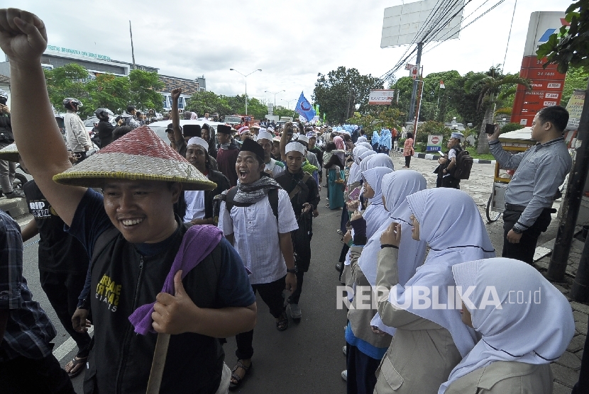 Santri Pesantren Persis 110 Manbaul Huda menyambut rombongan peserta longmarch dalam aksi Bela Islam 212 Jilid III dari Ciamis yang bejalan kaki di Jalan Raya Soekarno Hatta, Kota Bandung, Kamis (1/12).