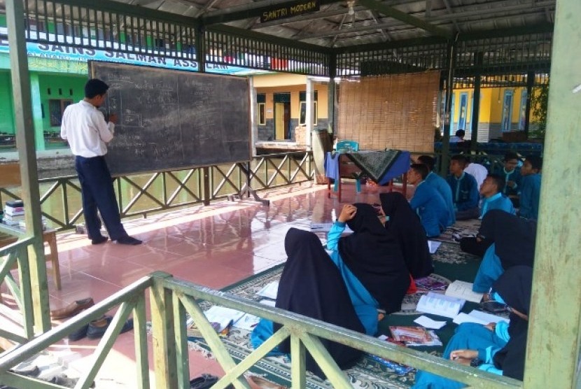 Santri Pesantren Sains Salman Cirebon tengah melakukan kegiatan belajar mengajar. 