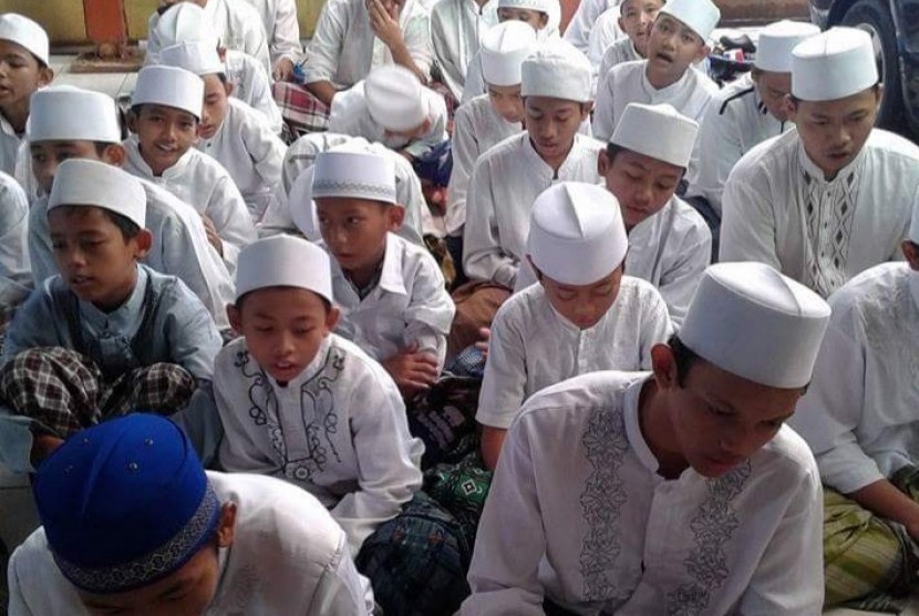 Santri Pondok Pesantren Darul Akhyar, Parungbingung, Depok, sedang mengaji kitab.