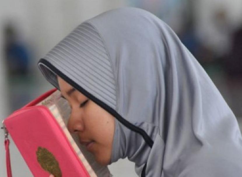 Santri pondok pesantren mencium Alquran (ilustrasi). Sedikitnya ada 666 santri kurang mampu yang mendapat beasiswa dari pemerintah Kabupaten Kebumen, Jawa Tengah pada tahun ini.