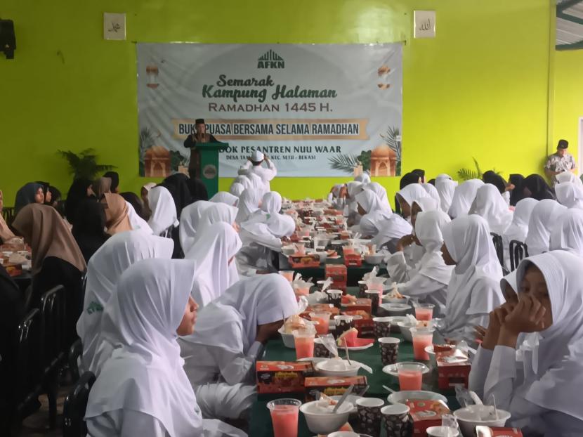Santri Pondok Pesantren Nuu Waar Al Fatih Kaaffah Nusantara (AFKN) Setu, Kabupaten Bekasi, Jawa Barat sukses memenuhi target lebih dari 6.000 kali khatam Alquran selama Ramadhan 1445 Hijriah.