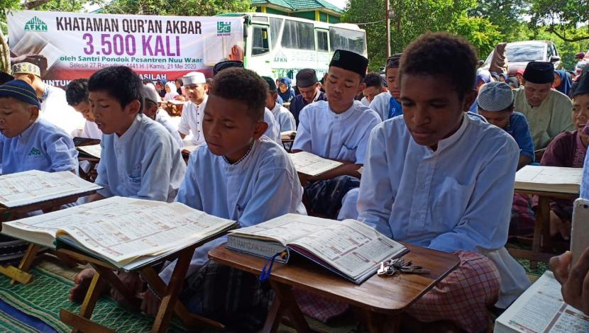 Siswa pesantren sedang membaca Alquran (ilustrasi)