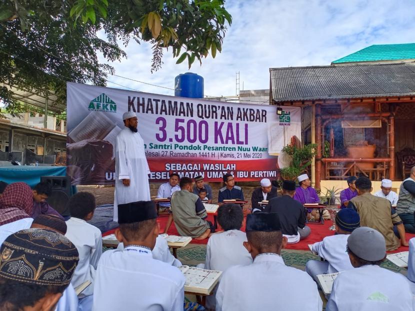 Santri Pondok Pesantren Nuu Waar, Setu, Bekasi, Jawa Barat berhasil mengkhatamkan Alqur’an sebanyak 3500 kali.